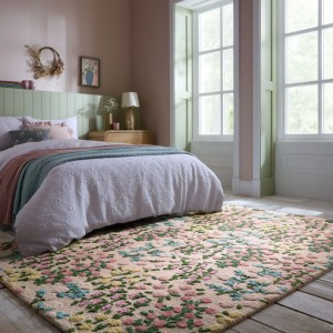 Handgefertigter Flair Rugs Wollteppich Emilia Floral in Elfenbein mit strukturiertem Blumenmuster im Schlafzimmer.