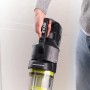 Ryobi Akku-Staubsauger RASV18BL-0, Teil des One+ Systems, in der Hand gehalten.