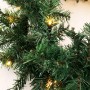 Grüne, beleuchtete Tannengirlande mit warmweißen LEDs für festliche Weihnachtsdekoration innen und außen.
