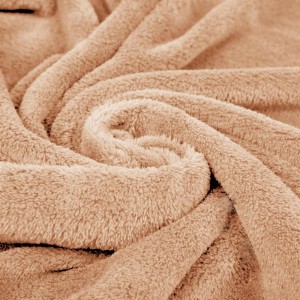 Nahaufnahme: Beige Bestlivings Kuscheldecke mit Ärmeln, weiches Polyestergewebe.