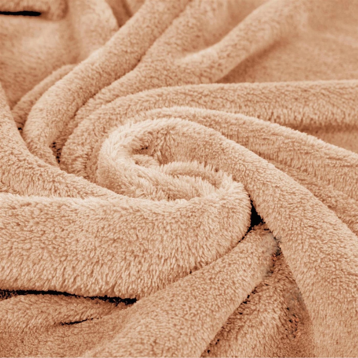 Nahaufnahme: Beige Bestlivings Kuscheldecke mit Ärmeln, weiches Polyestergewebe.