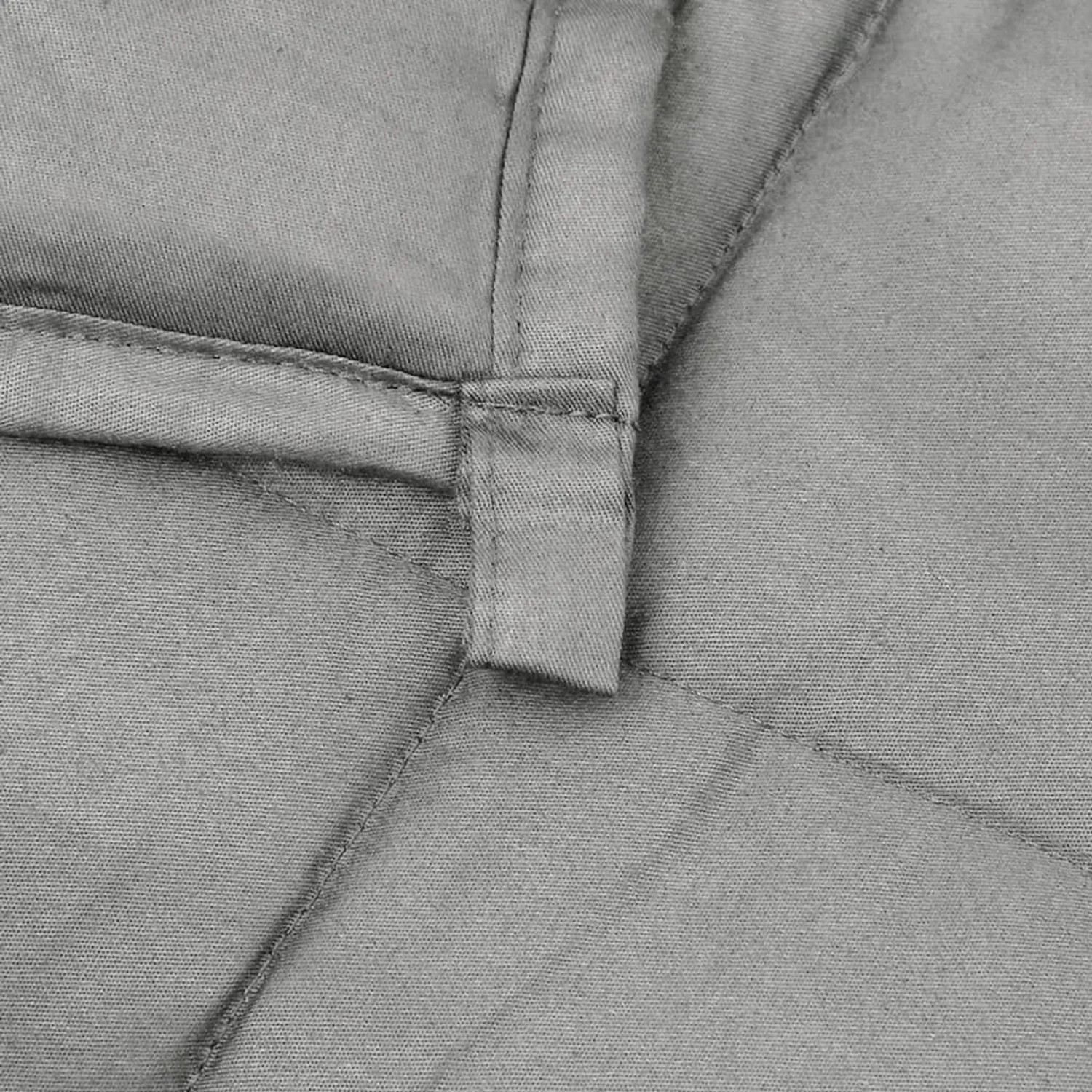 Detailaufnahme einer grauen Gewichtsdecke (200x220 cm) mit Steppung und Schlaufe.