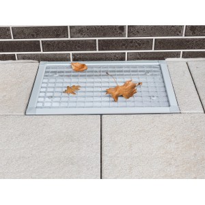 Teleskopierbare Lichtschachtabdeckung 40-60x70-120cm aus Aluminium-Gewebe schützt vor Laub und Ungeziefer.