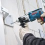 Bosch Professional GSB 19-2 RE Schlagbohrmaschine beim Bohren in Mauerwerk.