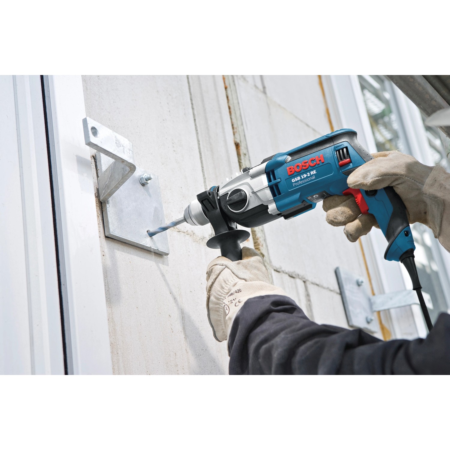 Bosch Professional GSB 19-2 RE Schlagbohrmaschine beim Bohren in Mauerwerk.