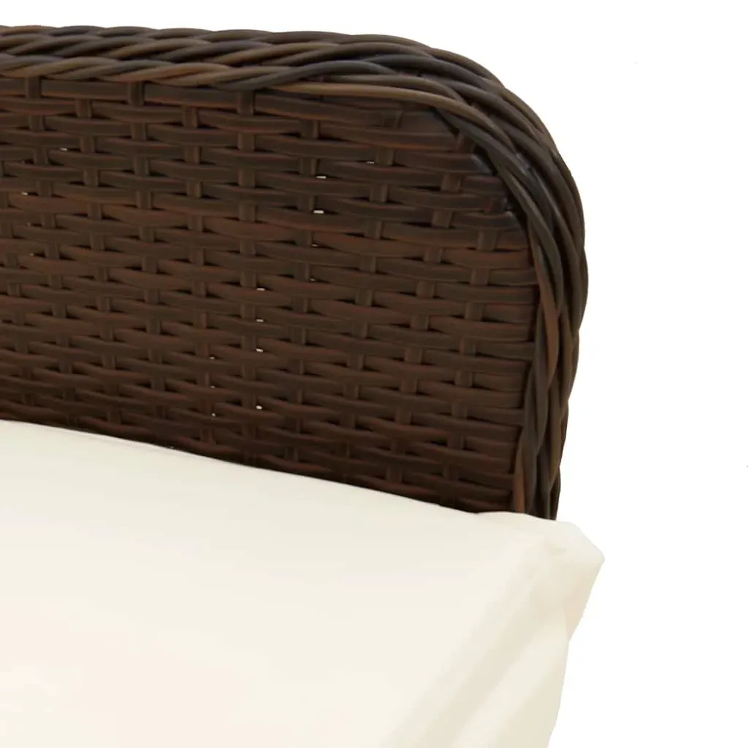Detailaufnahme: Braunes Polyrattan Gartenmöbel-Set mit cremefarbenen Kissen.
