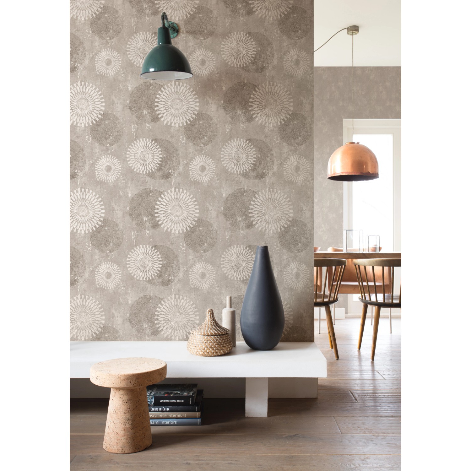Rasch Vliestapete Tapetenwechsel II 651713 mit Kreismuster in Taupe und Hellgrau.