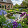 Farbenfroher Teichrand mit blauen, lila und gelben Blumenzwiebeln. Ein blühender Schmetterlingsgarten mit Teich und Haus.