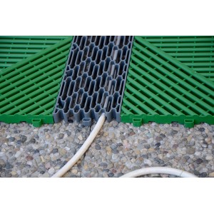 Dunkelgraues Florco Expansionsteil für 40x40 cm Klickfliesen, mit Kabelkanal, auf Kiesboden.