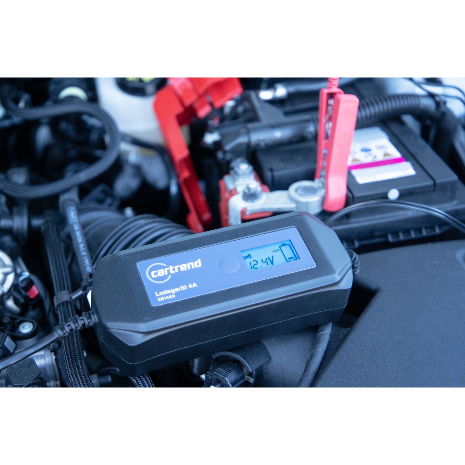 Cartrend Batterieladegerät Mikroprozessor DP 4.1 im Einsatz am Auto.