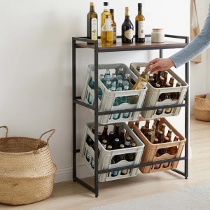 Relaxdays Getränkekistenregal Metall Schwarz Braun, Industrial-Stil, mit schrägen Ablagen für 4 Kisten. Hand entnimmt Flasche.