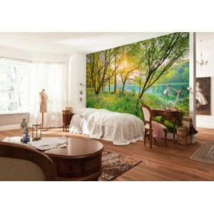Komar Fototapete Spring Lake (368x254 cm) im Schlafzimmer mit See-Motiv.