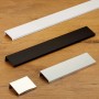 SOTECH BLANKETT Jane Griffleisten aus Aluminium in Weiß, Schwarz, Silber und Chrom auf Holz. Vielseitige Möbelgriffe.