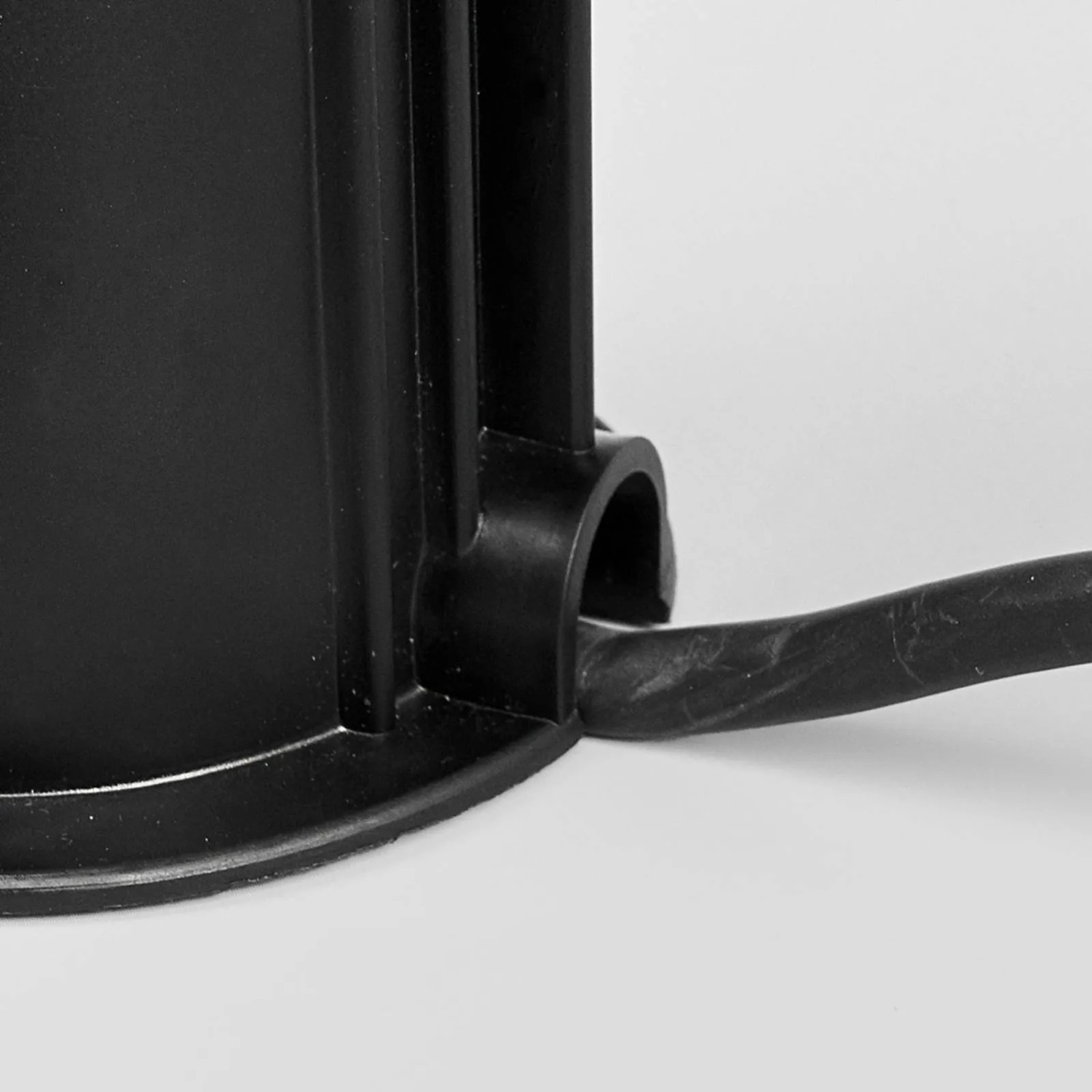 Detailaufnahme des Lindby Insa Bodeneinbaustrahlers aus Edelstahl mit Kabel.