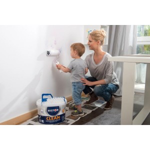 Mutter und Kind streichen Wand mit Histor Clean Wandfarbe Weiß seidenmatt.