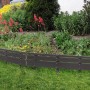 Anthrazitfarbene WPC Beeteinfassung Mali (118x40 cm) im Garten.