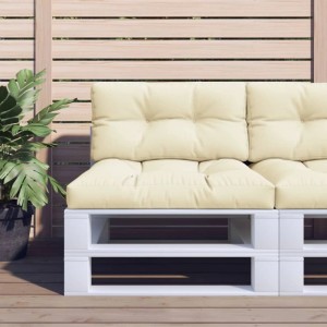 Cremefarbene Palettenkissen als 2-teiliges Set auf weißem Palettensofa im Garten. Bequeme Sitzkissen & Rückenlehne für Outdoor.