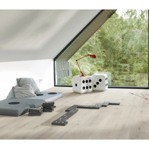 Heller Raum mit Parador Designboden Modular One Eiche Urban Weiß gekälkt und Dekoelementen.