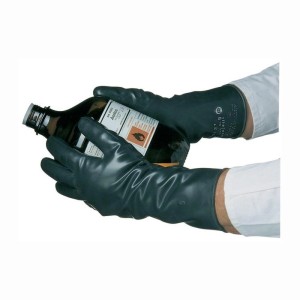 Schwarze Honeywell Butylkautschuk Chemikalienhandschuhe mit Rollrand halten eine Flasche. Sicherer Schutz bei Gefahrstoffen.