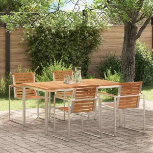 Rechteckiger brauner Teakholz-Esstisch mit silbernem Gestell auf Terrasse, umgeben von Stühlen.