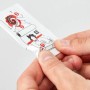 Detailaufnahme: Hand öffnet Kleber-Tube für Fischer Klebehaken. Einfache Montage ohne Bohren.