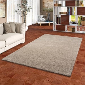Rechteckiger, taupefarbener Snapstyle Hochflor Shaggy Teppich Palace 133x133cm im Wohnraum.
