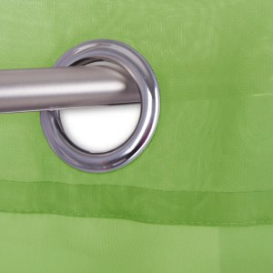 Grüner, transparenter Ösenschal Noella (140x145 cm) mit Metallöse an Gardinenstange.