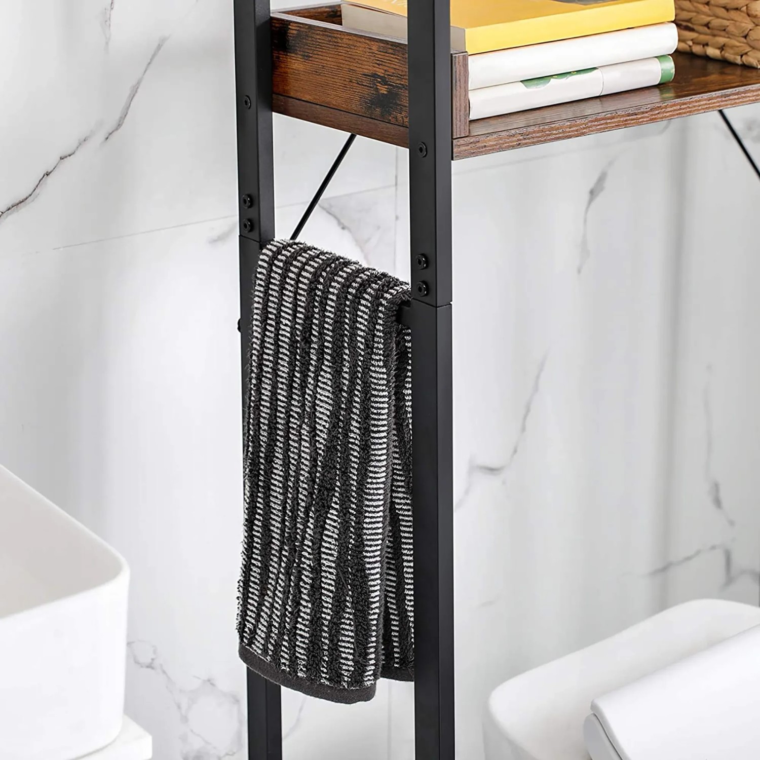 Detailaufnahme: Vasagle Badezimmerregal mit Handtuch, braun-schwarz. Sideboard für mehr Stauraum.