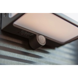 Anthrazitfarbene Lutec Solar-LED-Wandleuchte Doblo mit Bewegungsmelder, Nahaufnahme.