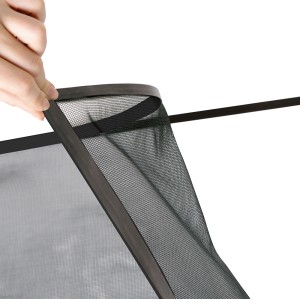 Detailaufnahme: Windhager Magnetfenster, anthrazitfarbener Insektenschutzrahmen mit Pollenschutzgewebe.