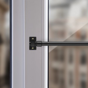 Schwarze Bestlivings Cafehausstange (50-75 cm) am Fenster, für Bistro- oder Küchengardinen.