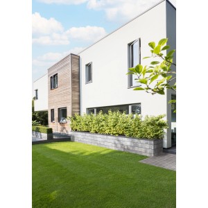 EHL Mauerstein Tribus CityPur in Grau-Anthrazit als Gartenmauer vor modernem Haus.