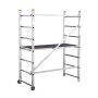 Krause Kleingerüst mit Rollen, Arbeitshöhe 3m, aus Aluminium mit schwarzer Plattform. Fahrbares Gerüst für Innenausbau.