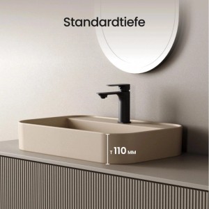 Mattbeiges Emke Aufsatzwaschbecken aus Keramik, abgerundet rechteckig, mit schwarzem Wasserhahn im modernen Bad. Tiefe 110 mm.