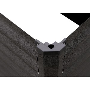 Detailaufnahme: Anthrazitfarbenes Metall-Hochbeet, Ecke mit Verbindungselement.