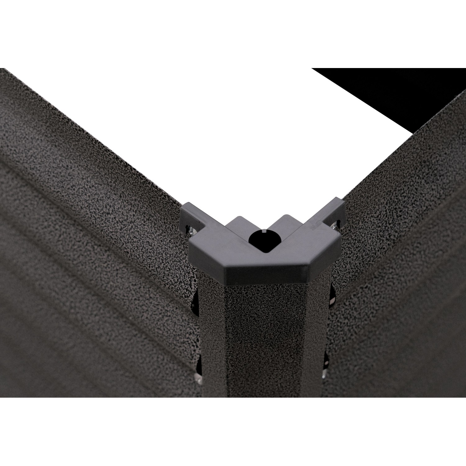 Detailaufnahme: Anthrazitfarbenes Metall-Hochbeet, Ecke mit Verbindungselement.