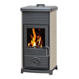Plamen Maestral N Kaminofen, creme, 6,5 kW, mit Gusseisen-Herdplatte und Sichtscheibe mit Flammen.