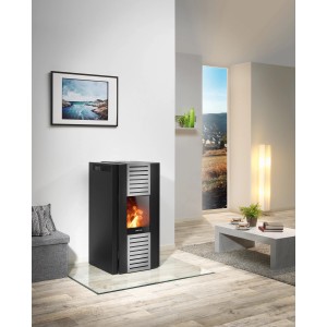 Justus Pelletofen Sirkos 2.0, 6 kW, Stahl Schwarz, mit Flamme und Automatik im Wohnraum.