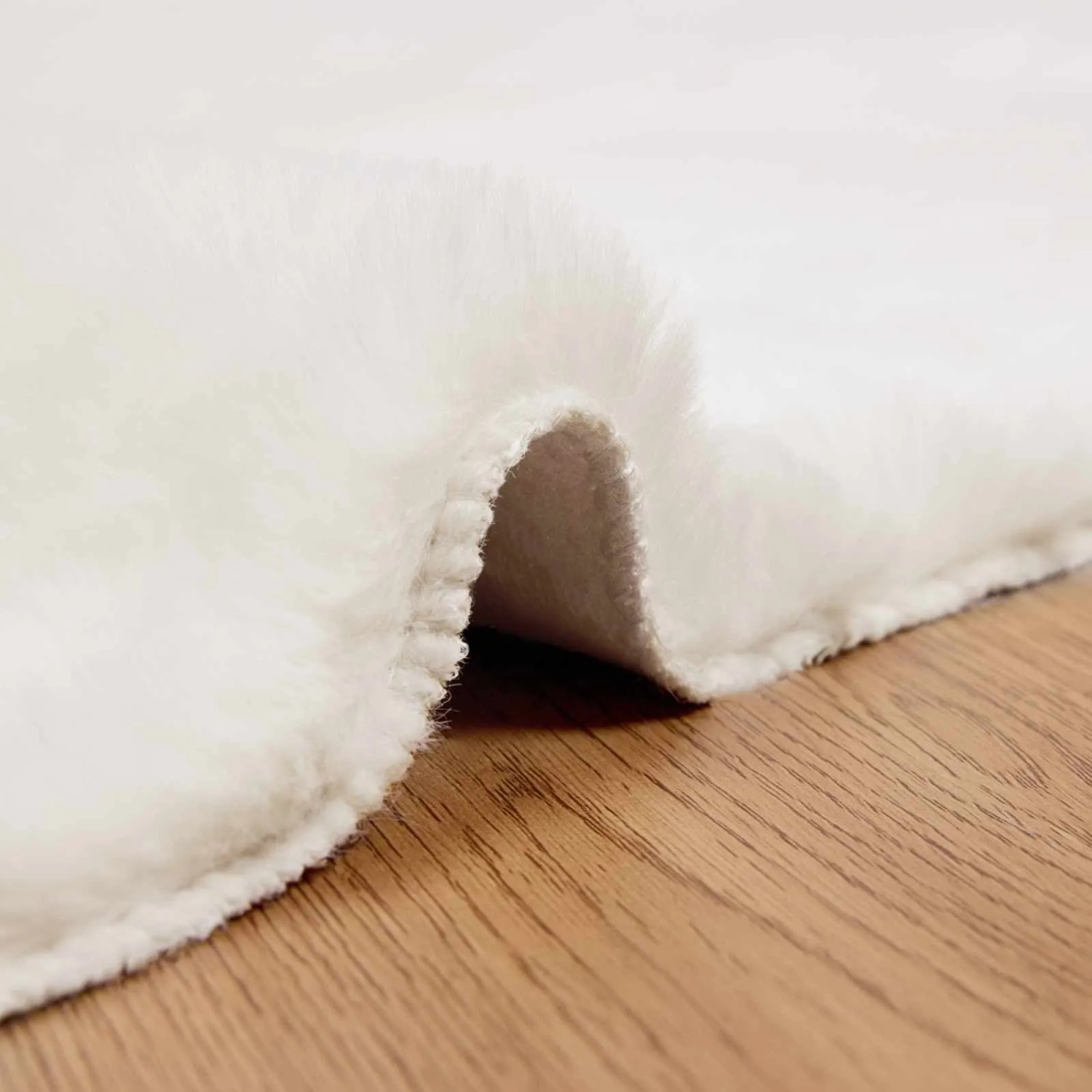 Detailansicht eines creme-weißen, rechteckigen Kunstfellteppichs (200x200 cm) der Marke vidaXL.
