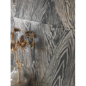 Newroom Vliestapete Marzio Anthrazit mit Holzstruktur und Vase.
