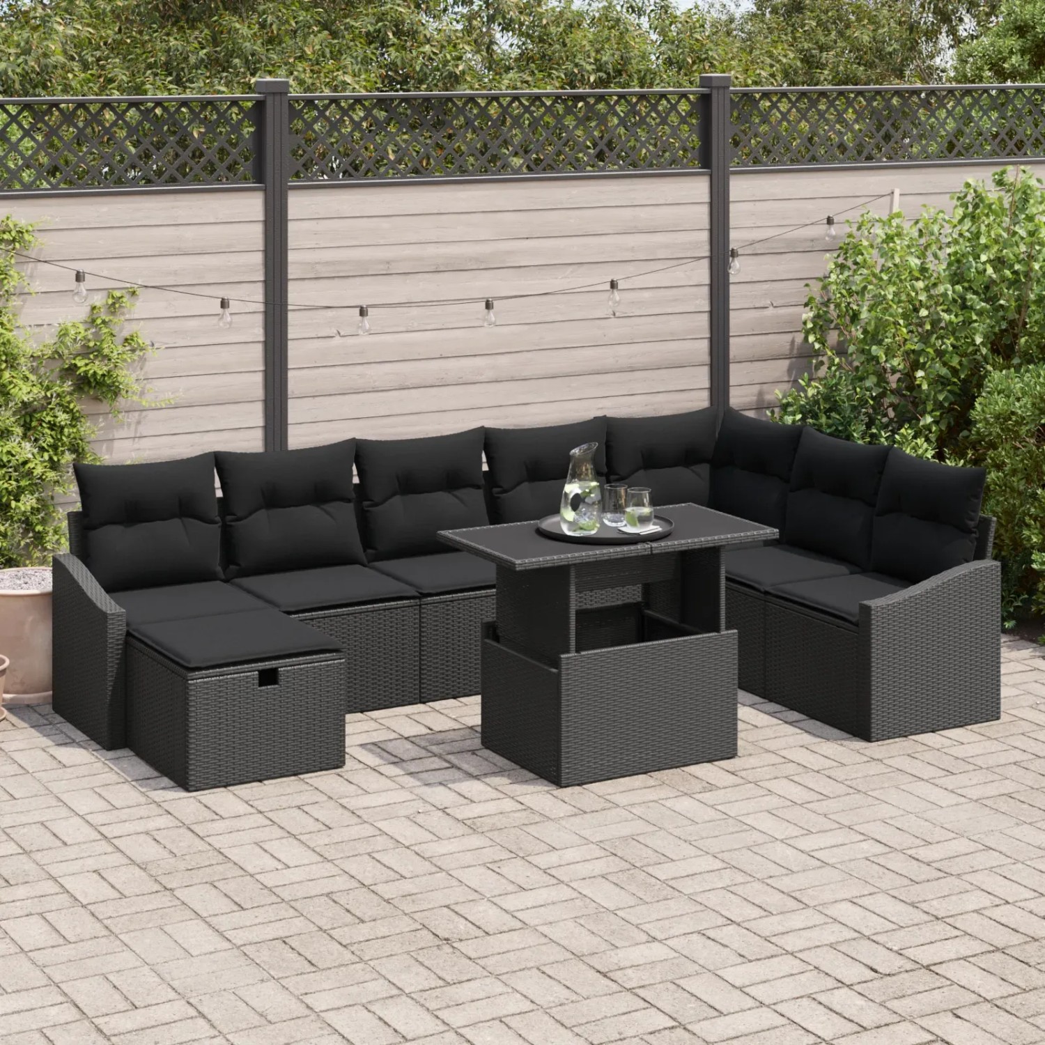 Schwarzes 9-teiliges Garten-Sofa-Set aus Poly Rattan mit höhenverstellbarem Tisch.
