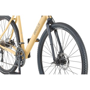 Prophete Gravel-Bike Graveler in Sandbeige Matt, 28 Zoll. Detailaufnahme von Reifen, Gabel und Rahmen.