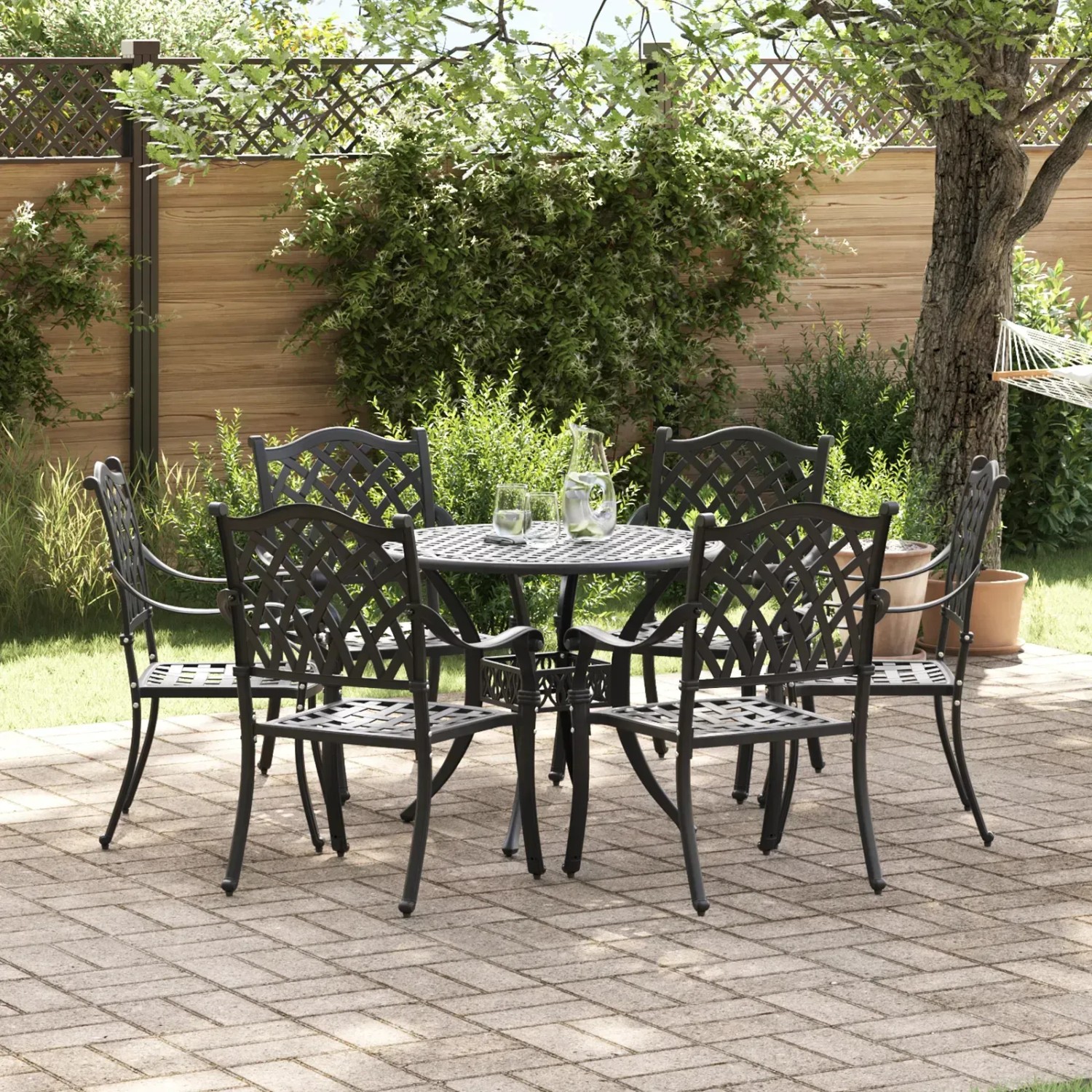 vidaXL 7-tlg. Garten-Essgruppe, schwarz, Aluminiumguss. Gartentisch mit 6 Stühlen auf Terrasse.