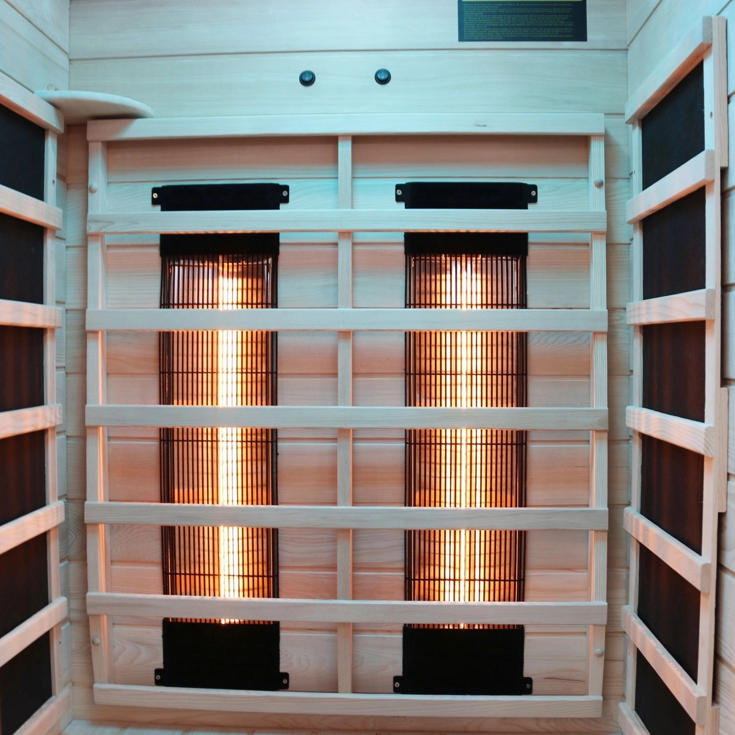 Innenansicht der Dewello Infrarotkabine Pierson mit Vollspektrum- und Karbonstrahlern aus Hemlock Tannenholz.