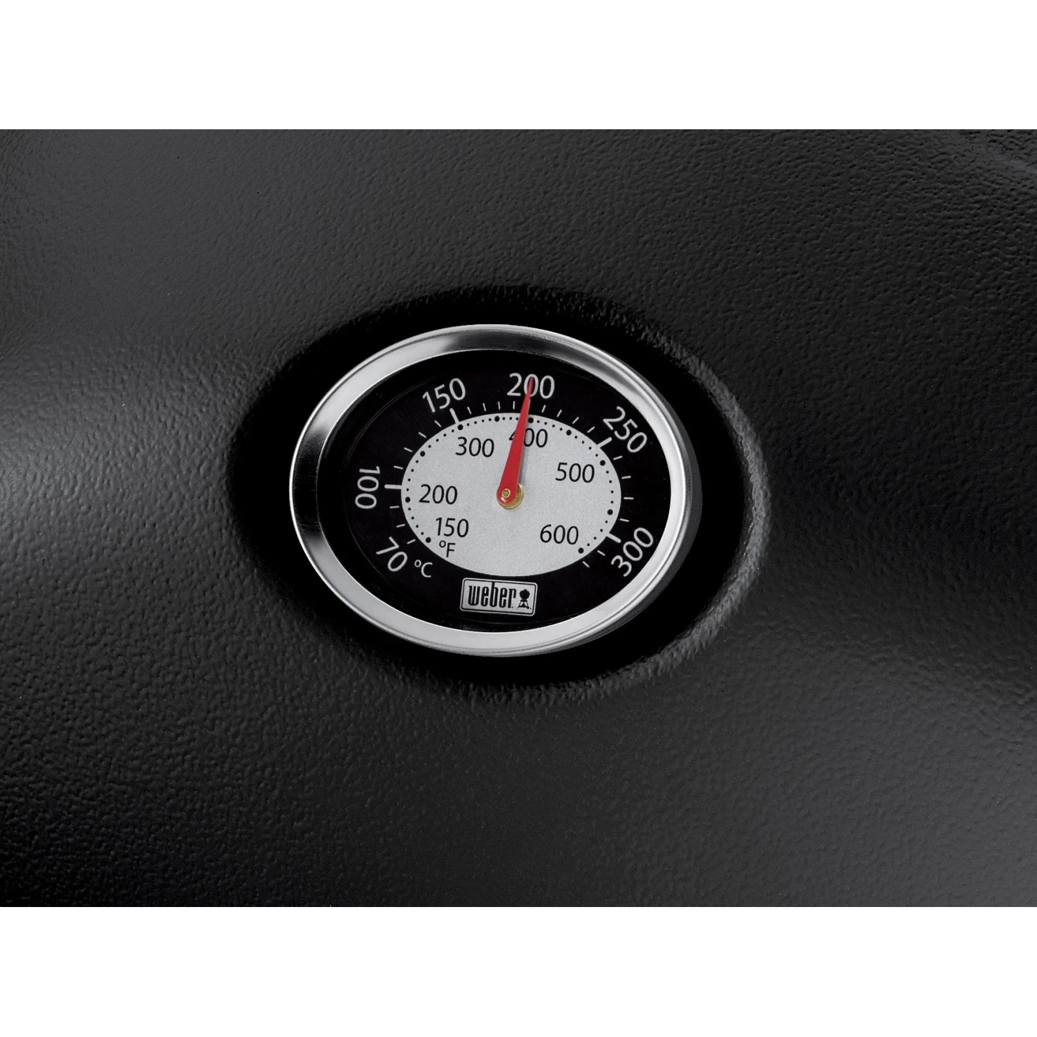 Detailaufnahme des Deckelthermometers am schwarzen Weber Gasgrill Q 1200.