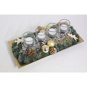 Adventsgesteck mit 4 Kerzen auf goldenem Tablett, festliche Weihnachtsdeko.