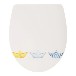 WC-Sitz Bötchen mit Absenkautomatik, Motiv: drei Papierboote in Gelb, Hellblau und Blau-Weiß gestreift.
