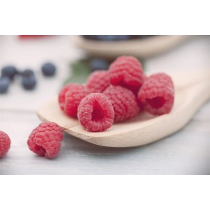 Frische, rote Himbeeren der Sorte Rubus Idaeus Meeker auf einem Holzlöffel.