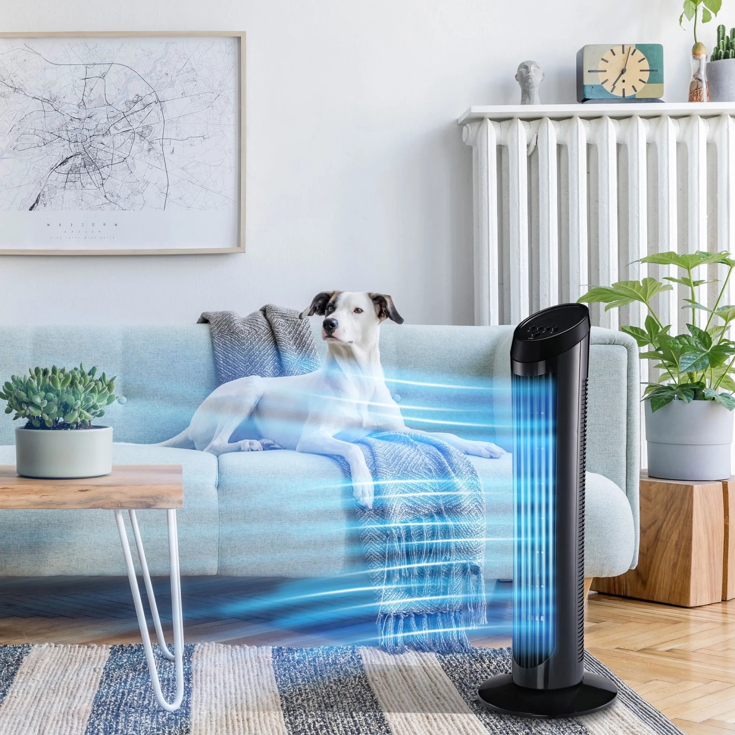 Schwarzer HOMCOM Turmventilator im Wohnzimmer mit Hund auf Sofa und simulierten Luftströmen.