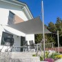 Rechteckiges, hellgraues Toldoro Sonnensegel 6x3m auf Terrasse mit Gartenmöbeln.